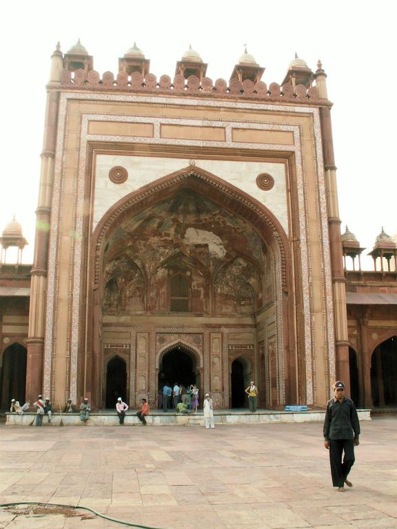 INDIA - SIKRI - de toeganspoort Jama Mashid moskee bij de Fatehpur Sikri (verlaten 16e eeuwse Mogolstad)
