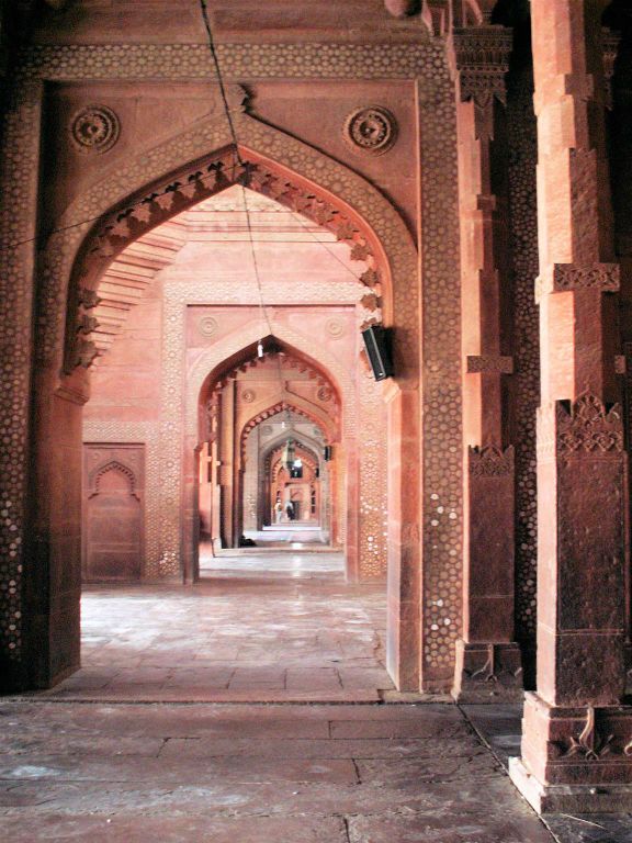 INDIA - SIKRI - een gang van de Jama Mashid moskee bij de Fatehpur Sikri (verlaten 16e eeuwse Mogolstad)