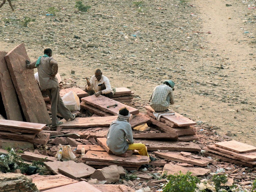 INDIA - SIKRI - enkele mensen aan het werk bij de Jama Mashid moskee bij de Fatehpur Sikri (verlaten 16e eeuwse Mogolstad)