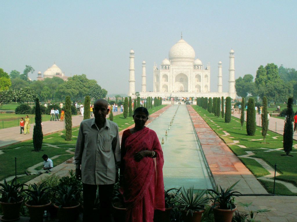 INDIA - AGRA - een man en vrouw voor de Taj Mahal