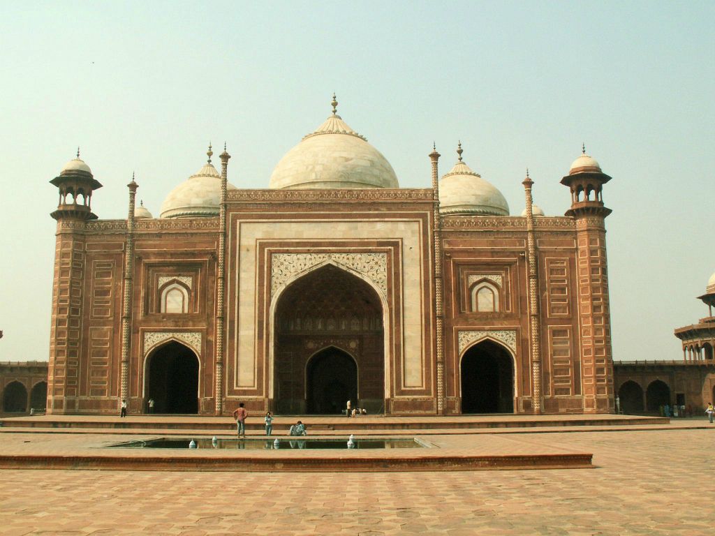 INDIA - AGRA - een moskee bij de Taj Mahal