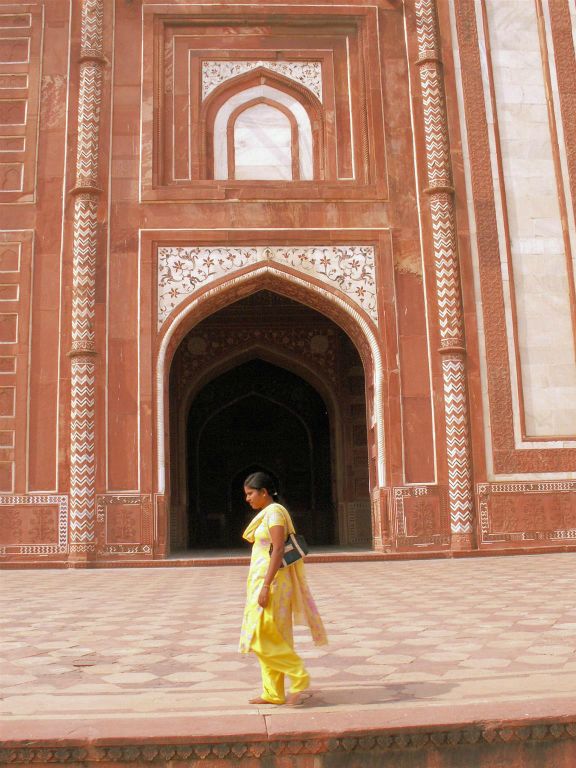 INDIA - AGRA - een vrouw bij een moskee bij de Taj Mahal