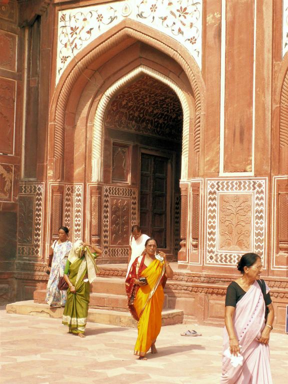 INDIA - AGRA - enkele vrouwen komen uit een moskee bij de Taj Mahal