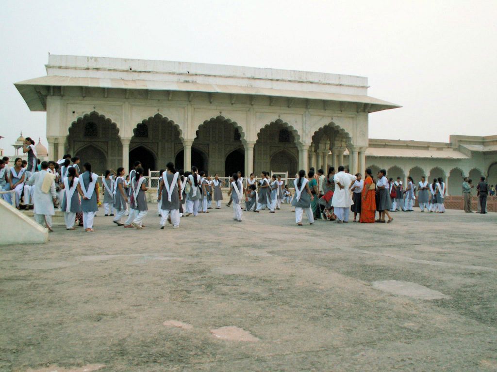 INDIA - AGRA - enkele meisjes in schooluniform bij het Agra Fort