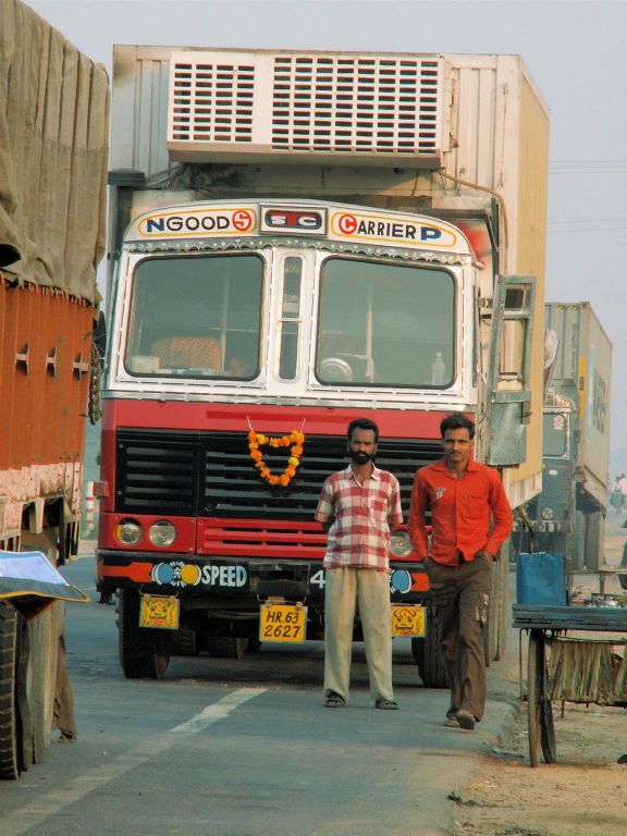 INDIA - AGRA -> ORCHA - een vrachtwagen bij een district grensovergang