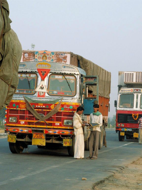 INDIA - AGRA -> ORCHA - een vrachtwagen bij een district grensovergang