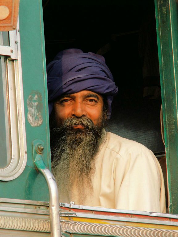 INDIA - AGRA -> ORCHA - een vrachtwagenchauffeur bij een district grensovergang