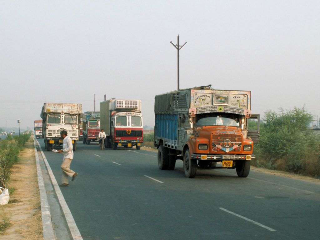 INDIA - AGRA -> ORCHA- enkele vrachtwagens bij een district grensovergang