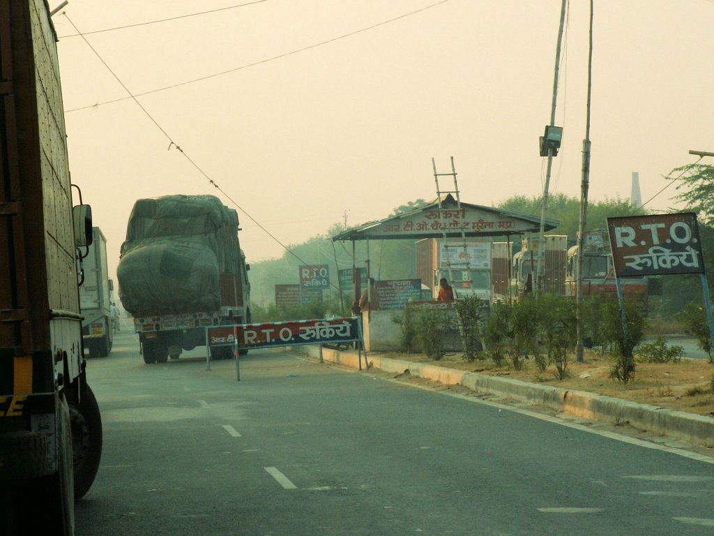 INDIA - AGRA -> ORCHA - enkele vrachtwagens bij een district grensovergang