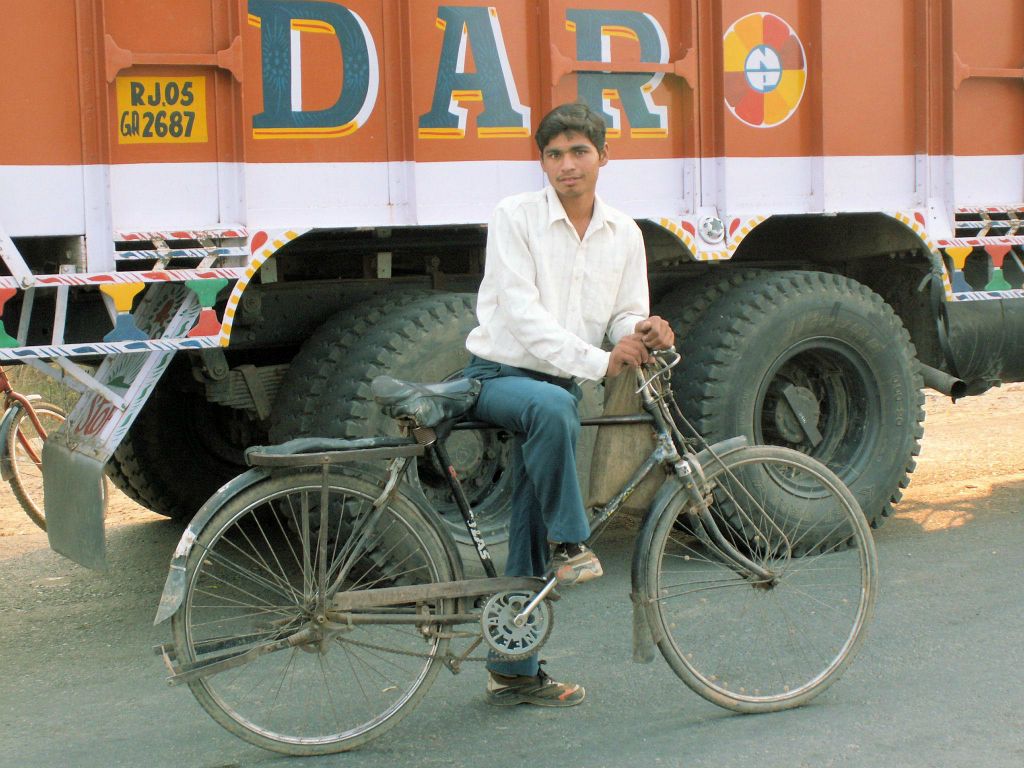 INDIA - AGRA -> ORCHA - een man op een fiets bij een district grensovergang