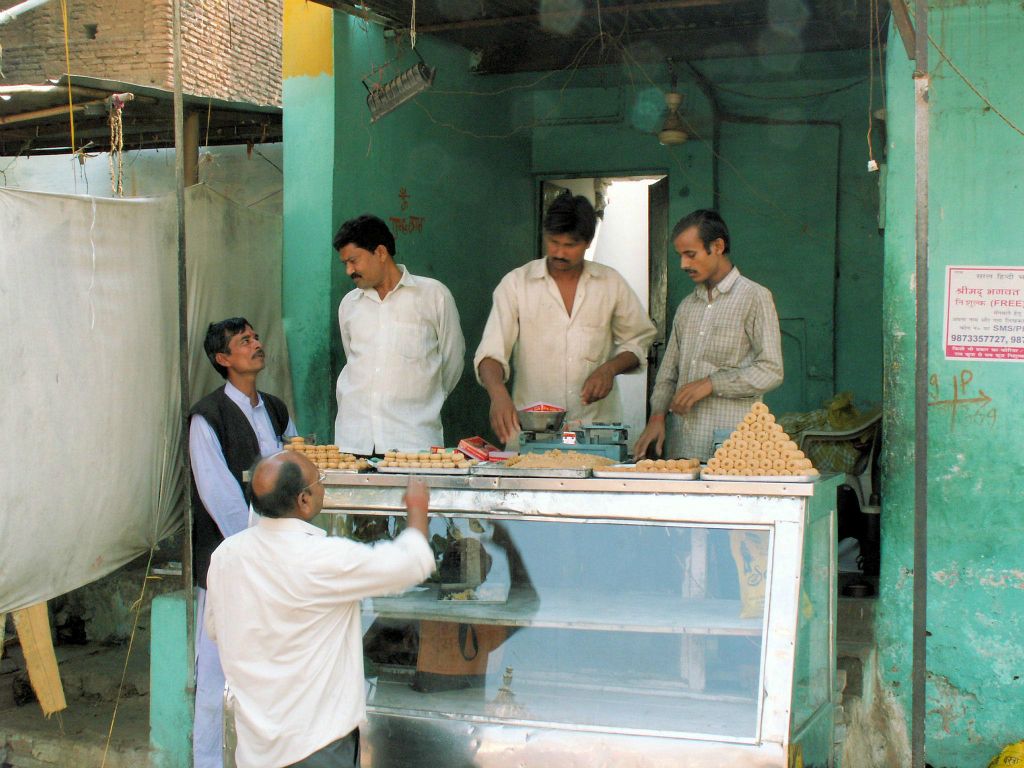 INDIA - AGRA -> ORCHA - een eetkraam bij een district grensovergang