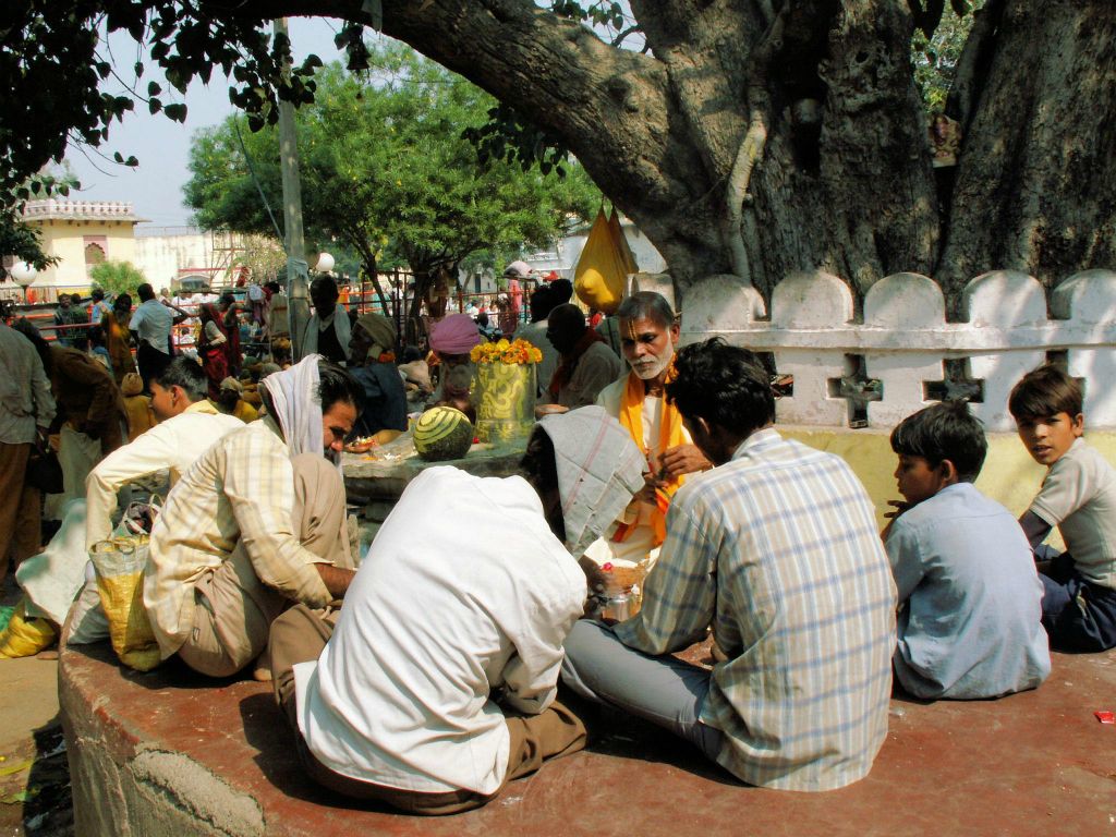 INDIA - ORCHA - een aantal mensen op een markt
