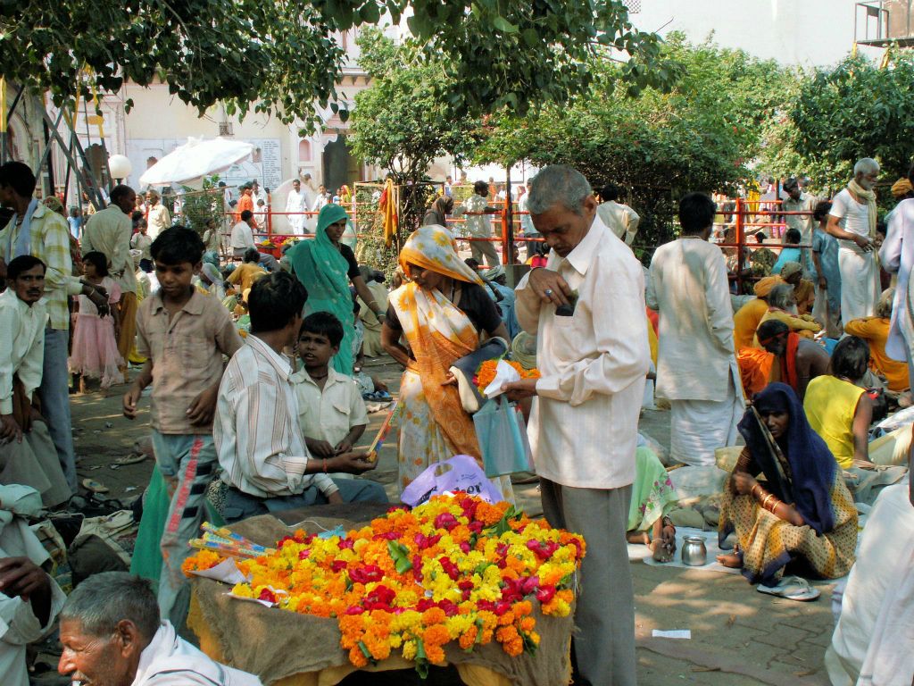 INDIA - ORCHA - een bloemenkraam op een markt