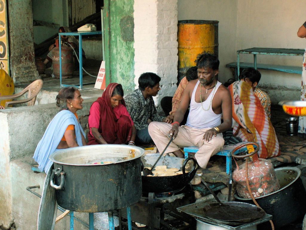 INDIA - ORCHA - een keuken op een markt
