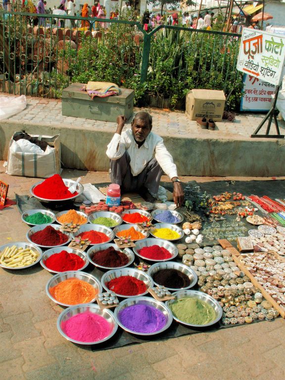 INDIA - ORCHA - een specerijenkraam op een markt