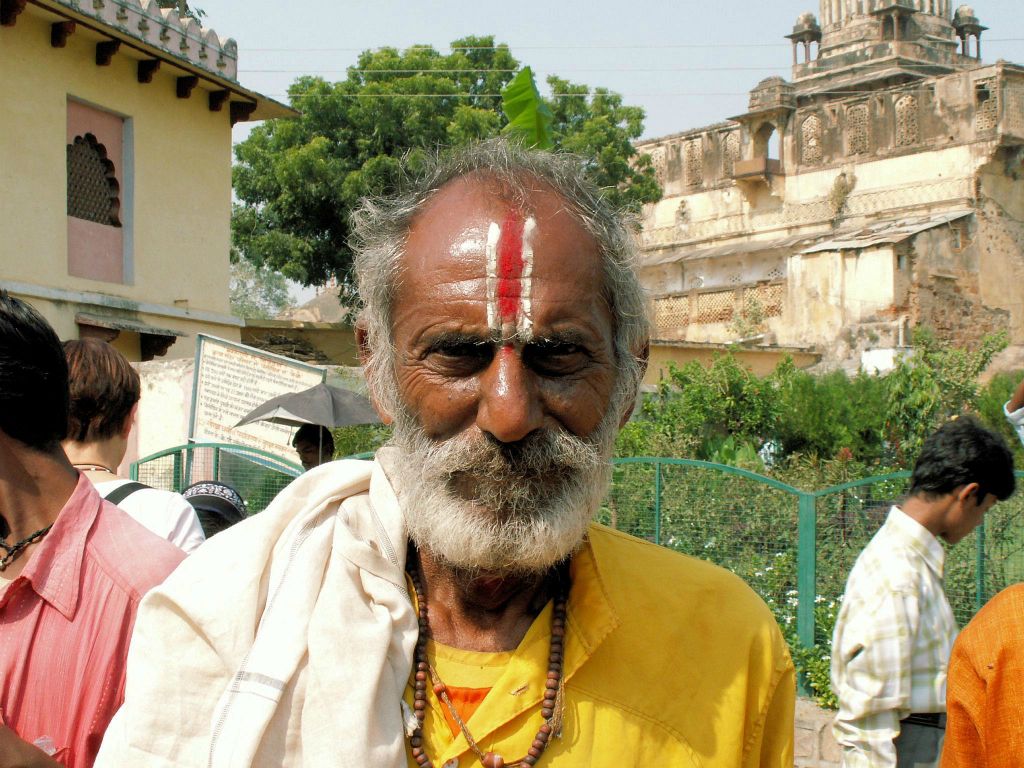 INDIA - ORCHA - een man op een markt