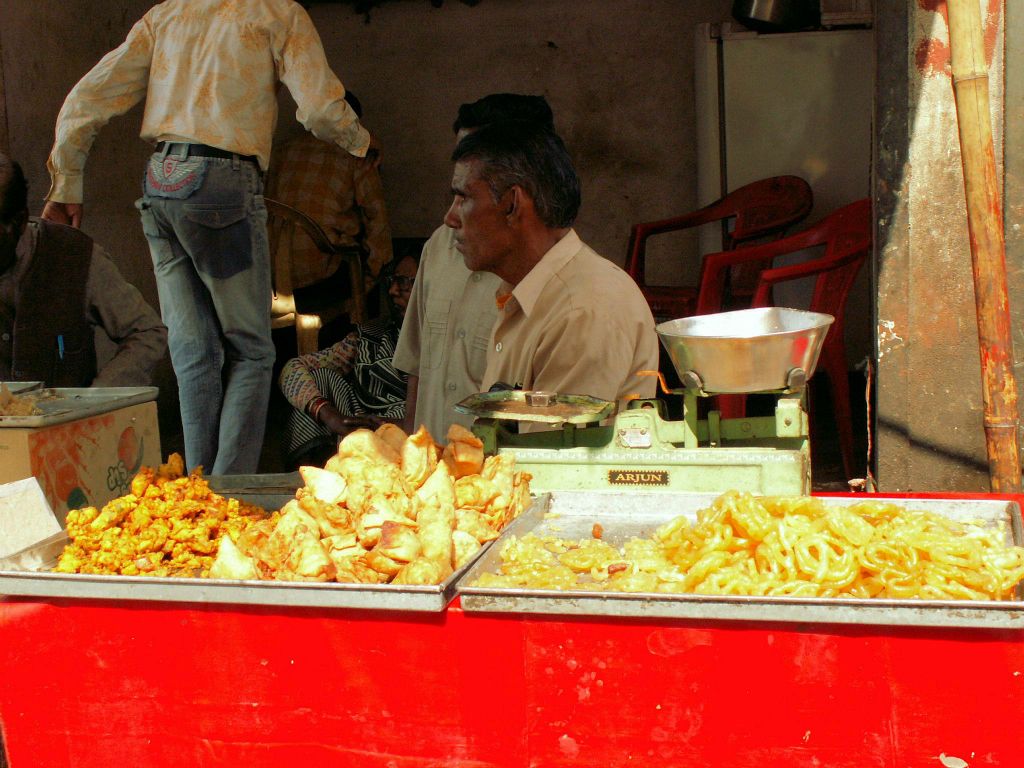 INDIA - ORCHA - een eetkraam op een markt