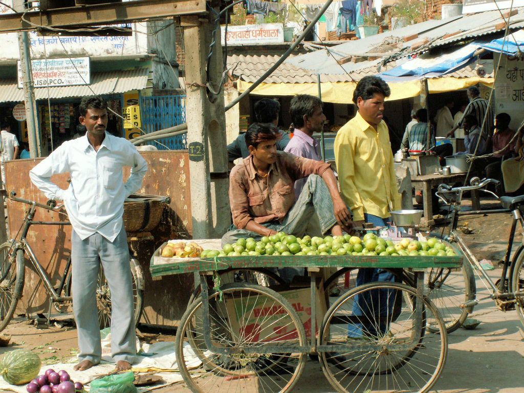 INDIA - ORCHA - een fruitkraam op een markt