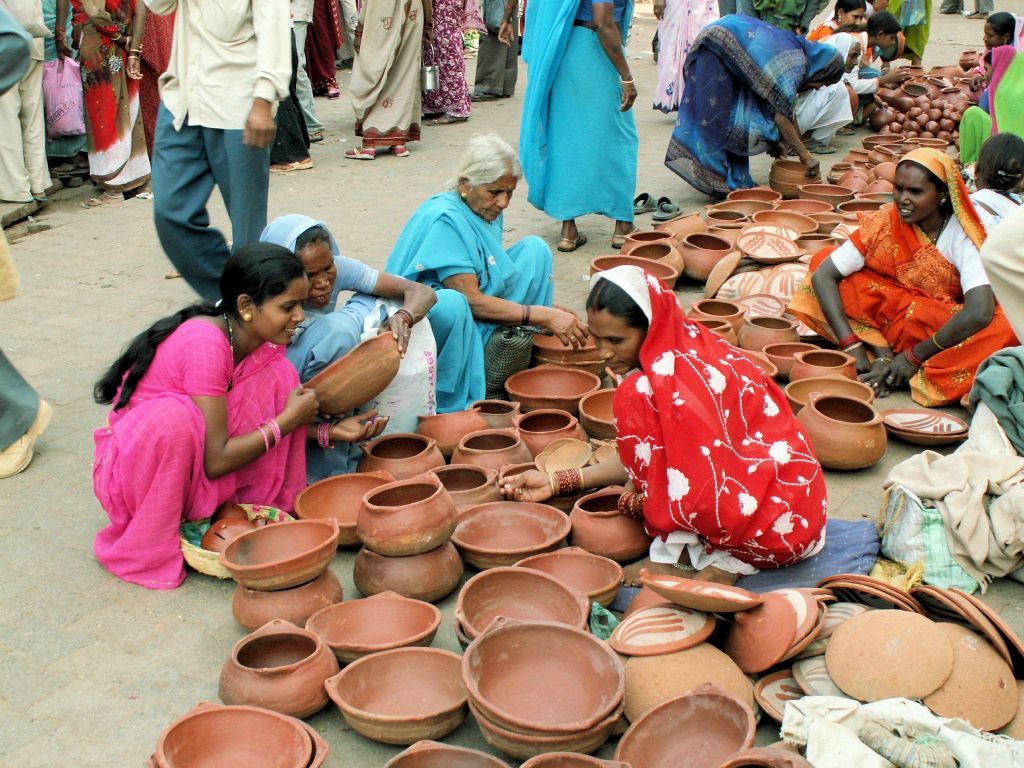 INDIA - ORCHA - een keramiekkraam op een markt