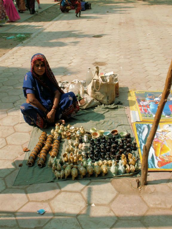 INDIA - ORCHA - een keramiekkraam op een markt