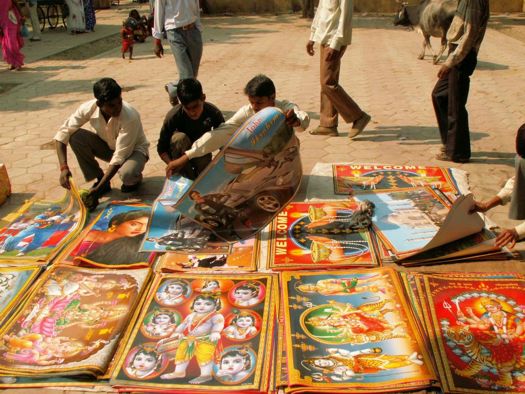 INDIA - ORCHA - een posterkraam op een markt