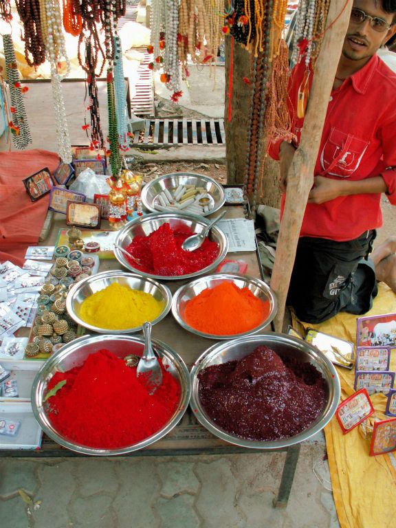 INDIA - ORCHA - een specerijenkraam op een markt