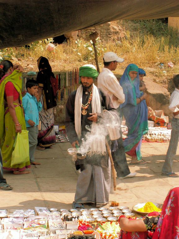 INDIA - ORCHA - een drank verkoper op een markt