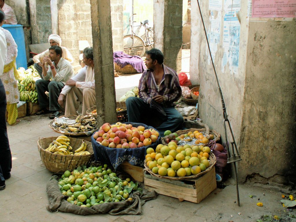 INDIA - ORCHA - een fruitkraam op een markt