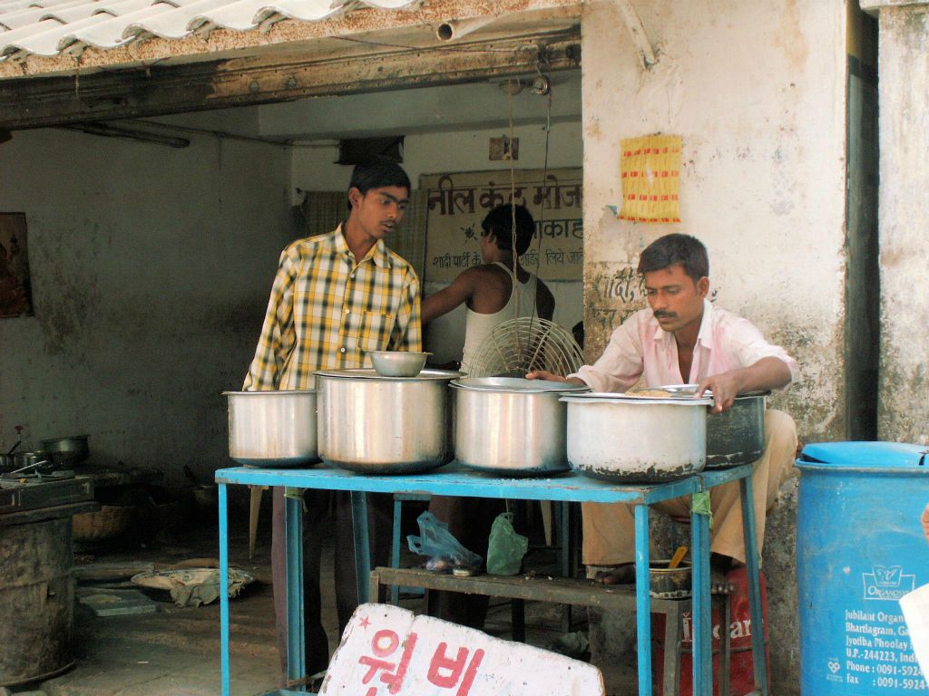 INDIA - ORCHA - een eetkraam op een markt