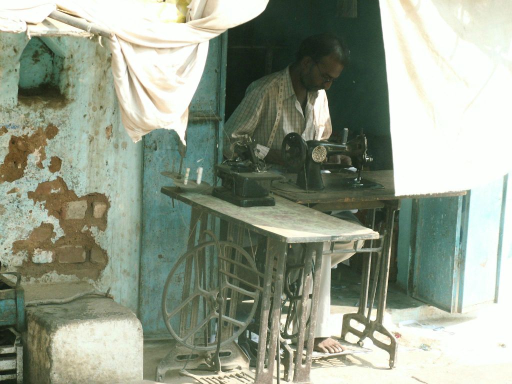 INDIA - ORCHA - een kleermaker