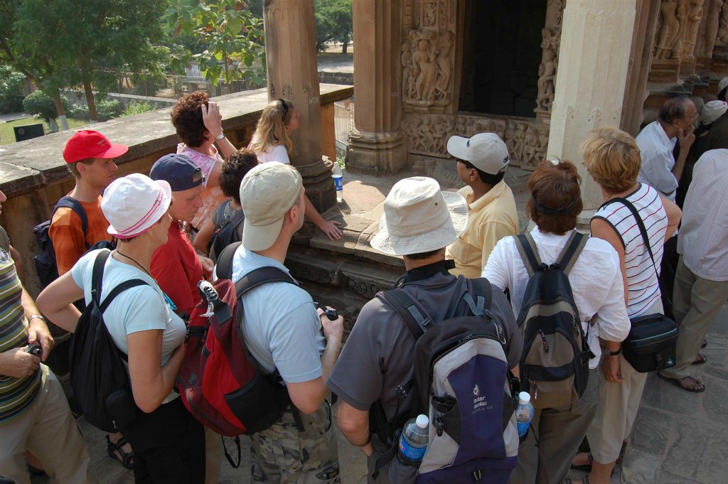 INDIA - KHAJURAHO - Carlos en groepsgenoten luisteren naar de gids bij de Chandela tempels