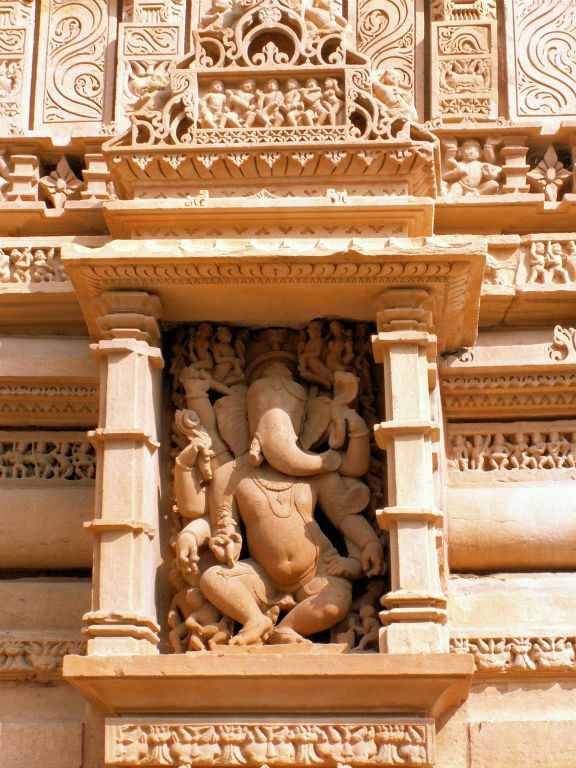 INDIA - KHAJURAHO - een beeld van Ganesha bij de Chandela tempels