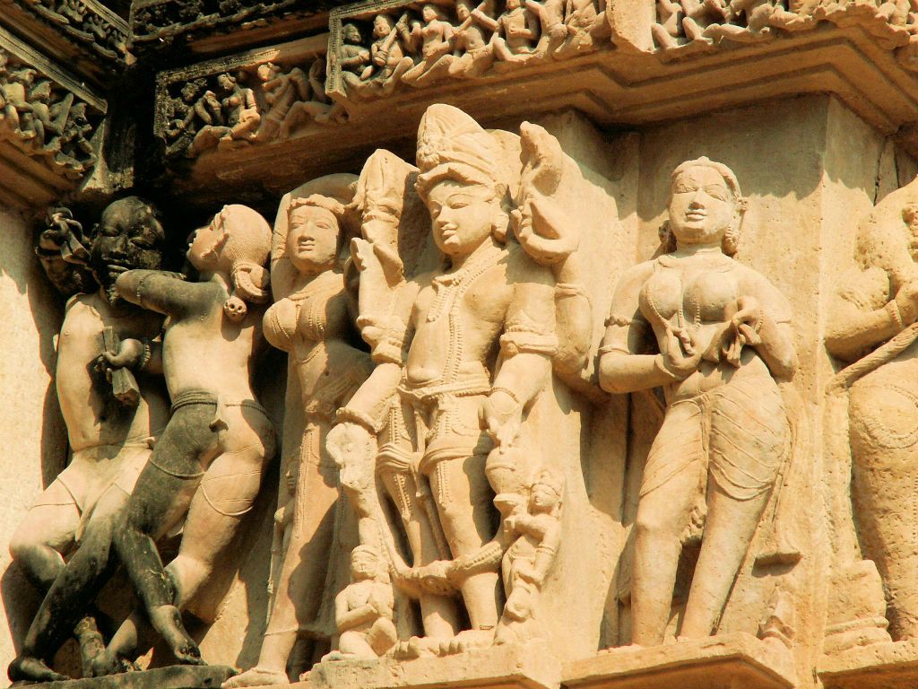 INDIA - KHAJURAHO - enkele beelden bij de Chandela tempels