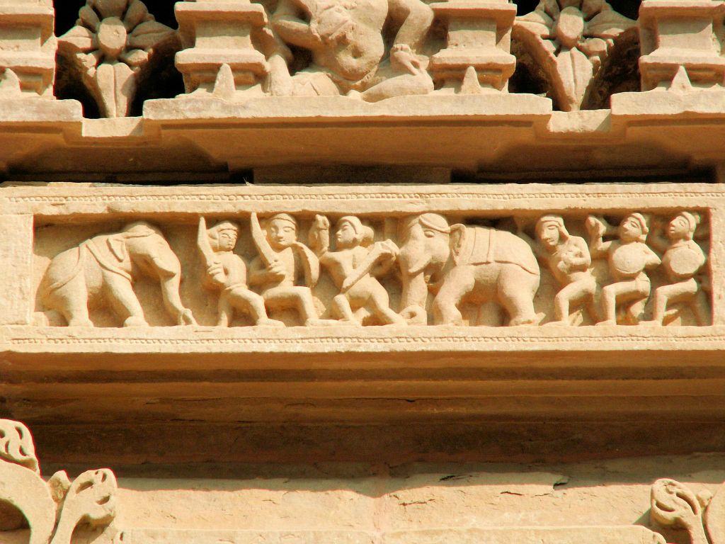 INDIA - KHAJURAHO - enkele beelden bij de Chandela tempels
