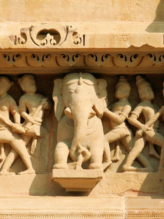 INDIA - KHAJURAHO - enkele beelden bij de Chandela tempels