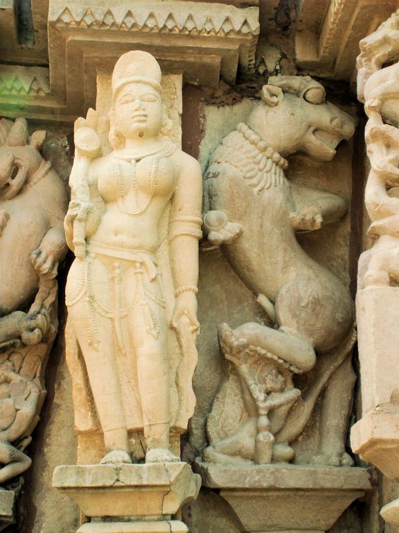 INDIA - KHAJURAHO - enkele beelden bij de Chandela tempels