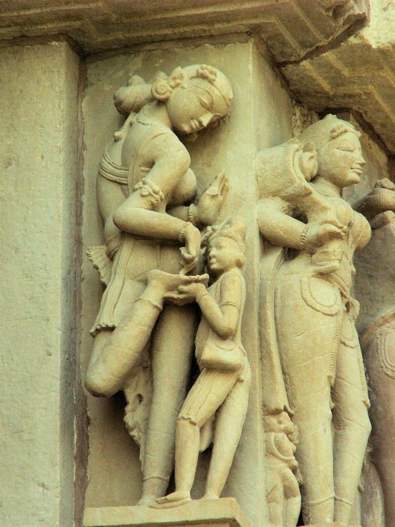 INDIA - KHAJURAHO - enkele beelden bij de Chandela tempels