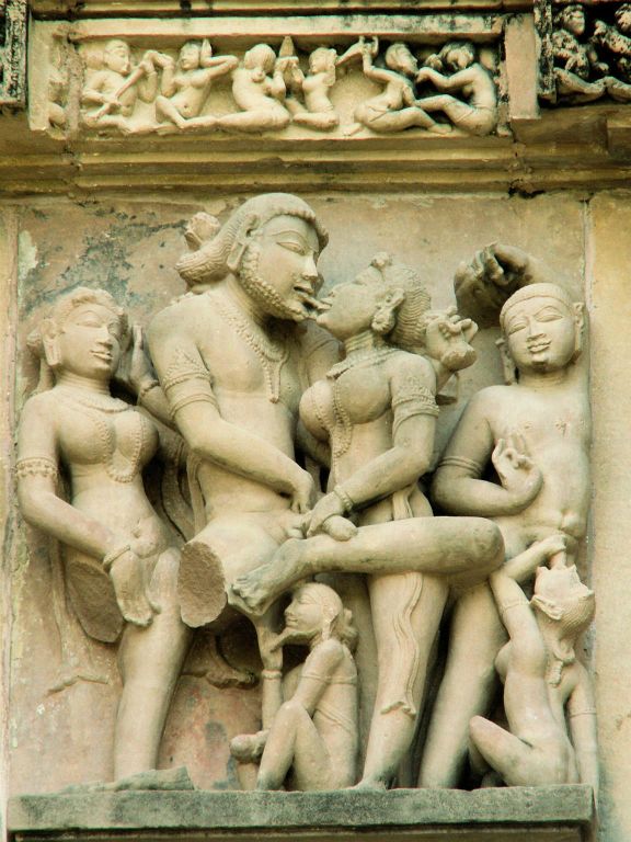 INDIA - KHAJURAHO - enkele beelden bij de Chandela tempels