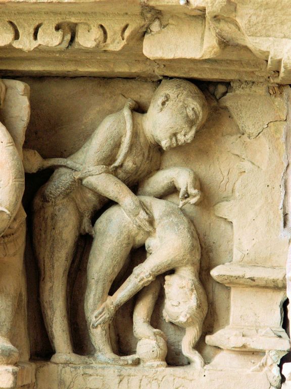 INDIA - KHAJURAHO - enkele beelden bij de Chandela tempels