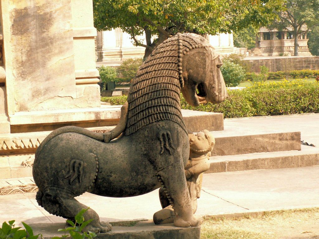 INDIA - KHAJURAHO - enkele beelden bij de Chandela tempels