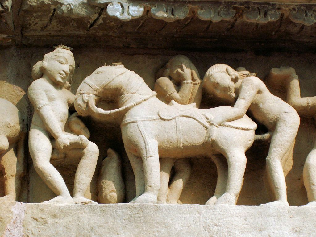 INDIA - KHAJURAHO - enkele beelden bij de Chandela tempels