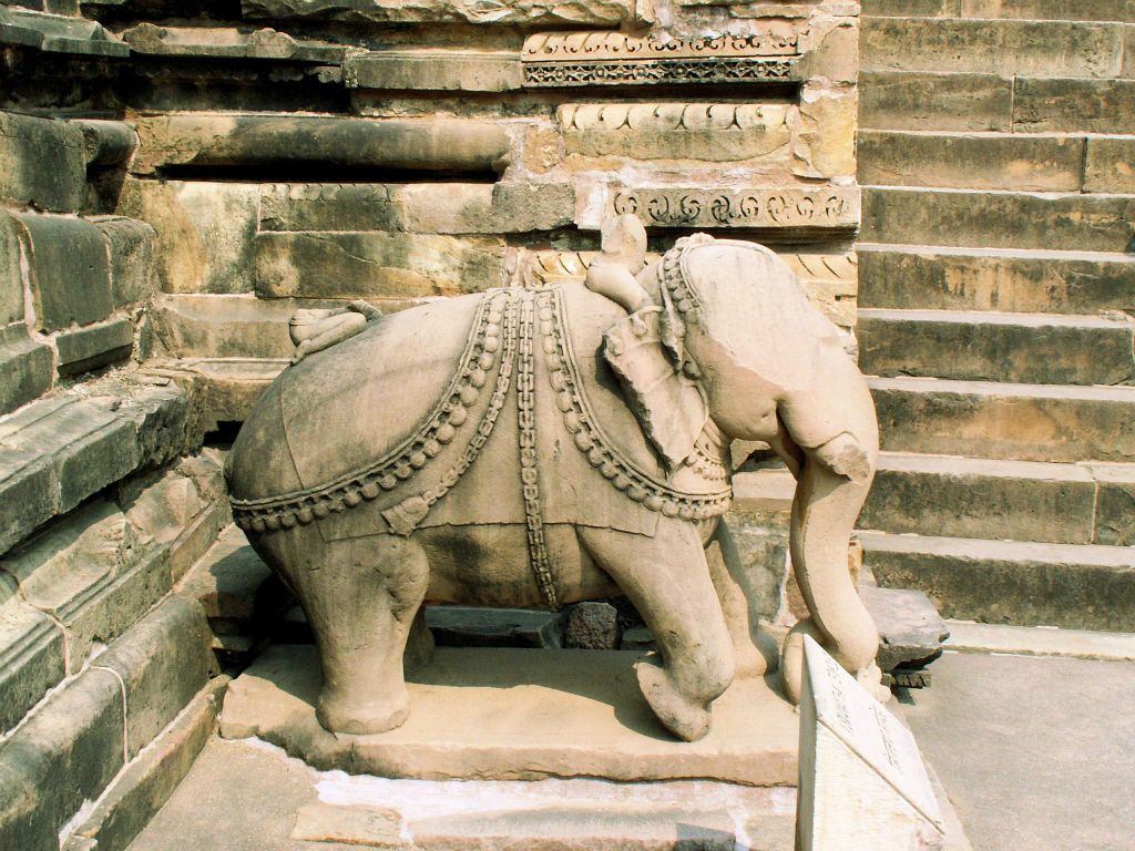 INDIA - KHAJURAHO - een beeld bij de Chandela tempels