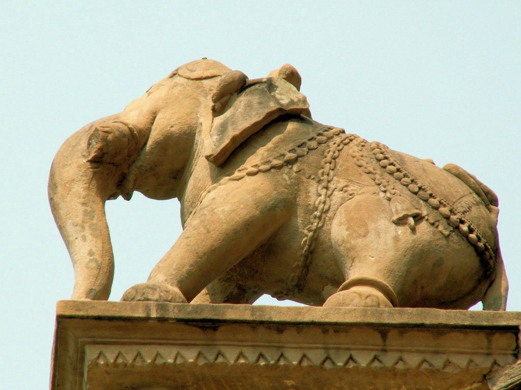 INDIA - KHAJURAHO - een beeld bij de Chandela tempels