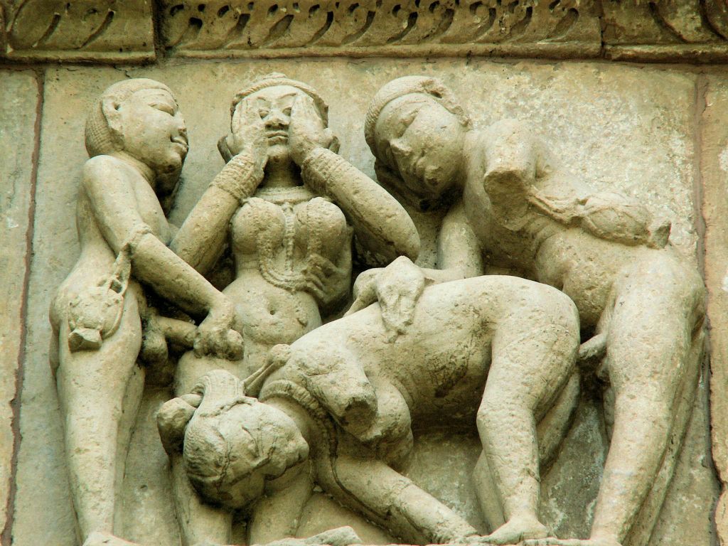 INDIA - KHAJURAHO - enkele beelden bij de Chandela tempels