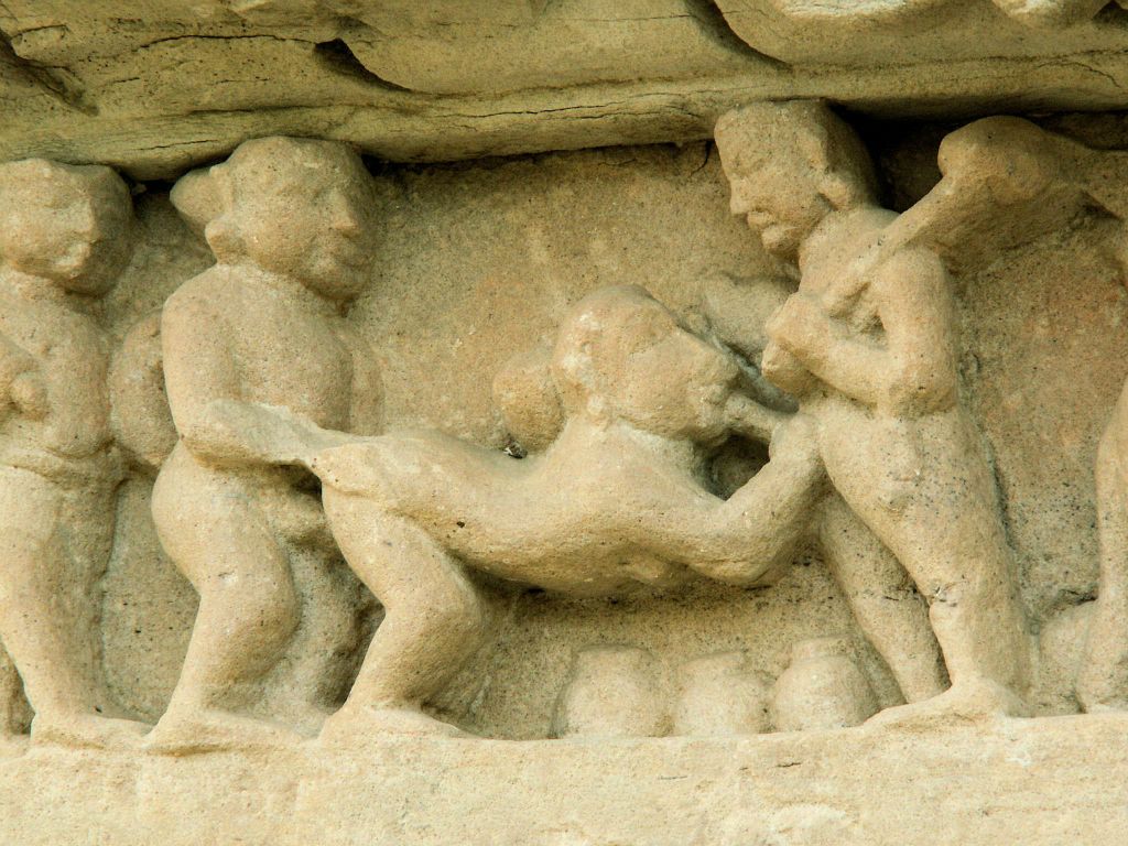 INDIA - KHAJURAHO - enkele beelden bij de Chandela tempels