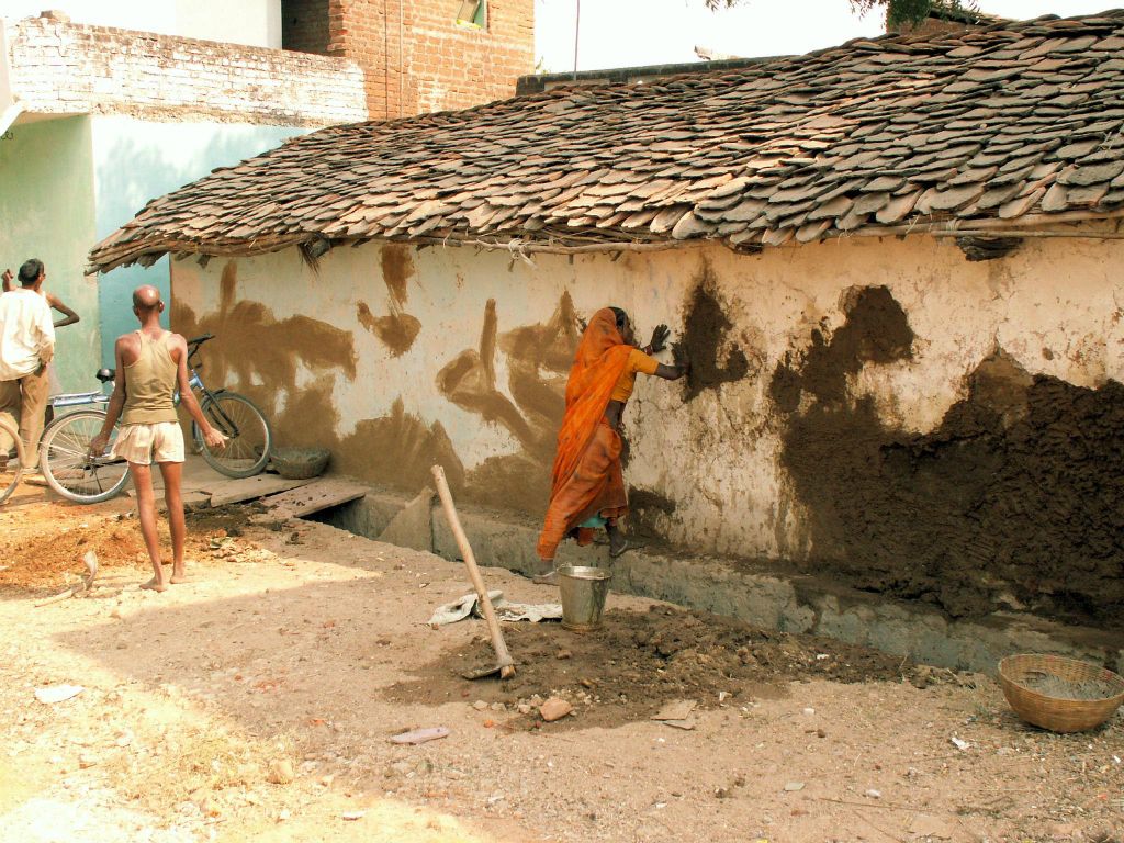 INDIA - KHAJURAHO - het bijwerken van de muren