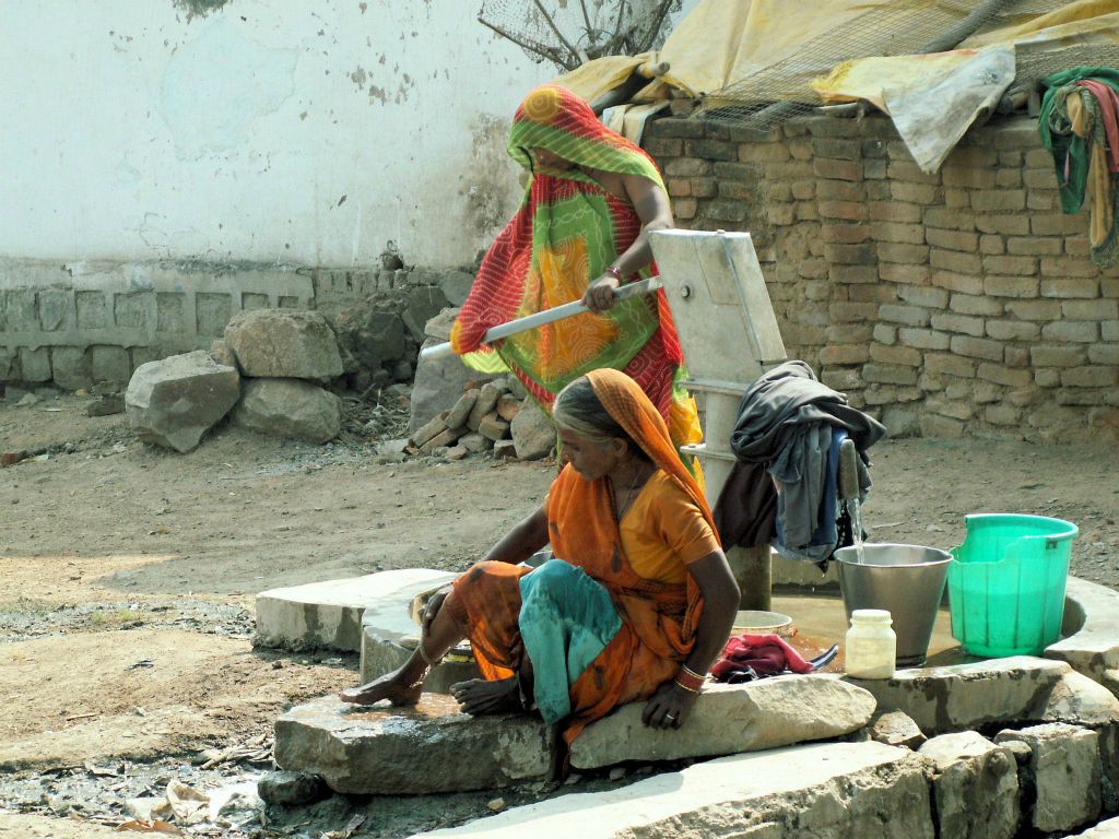 INDIA - KHAJURAHO - twee vrouwen die aan het wassen zijn