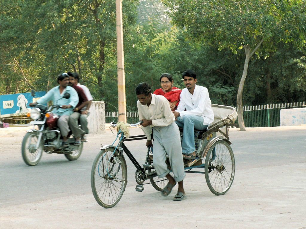 INDIA - KHAJURAHO - een riksja rijder met passagiers