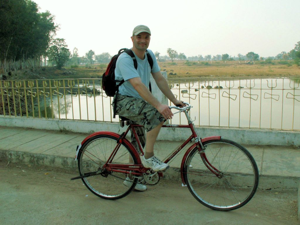 INDIA - KHAJURAHO - Carlos op een fiets