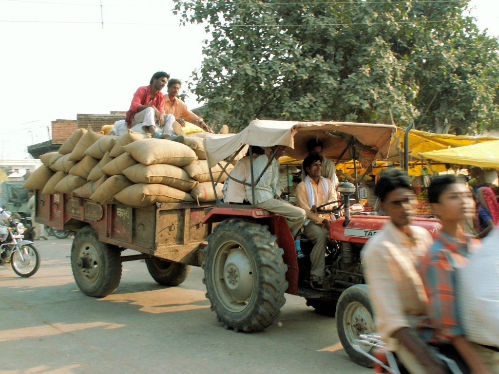 INDIA - KHAJURAHO - een tractor met goederen